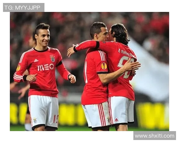 欧冠激战本菲卡与那不勒斯战成平局精彩瞬间引发全场欢呼