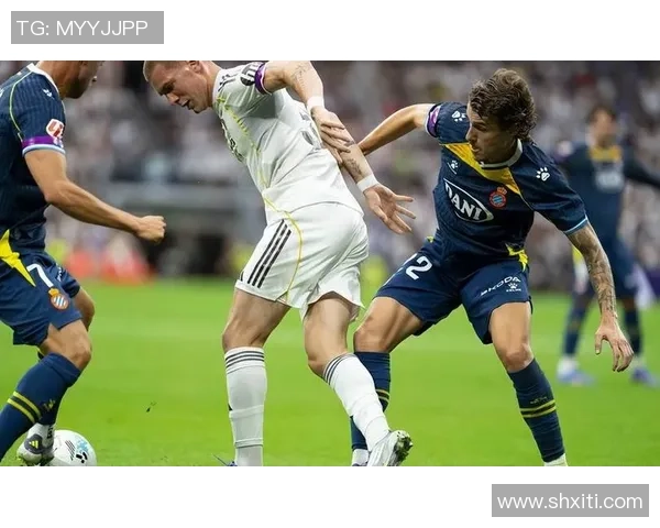 中超盛宴：皇马狂胜曼联五球赛场瞬间引发热烈讨论与数据分析